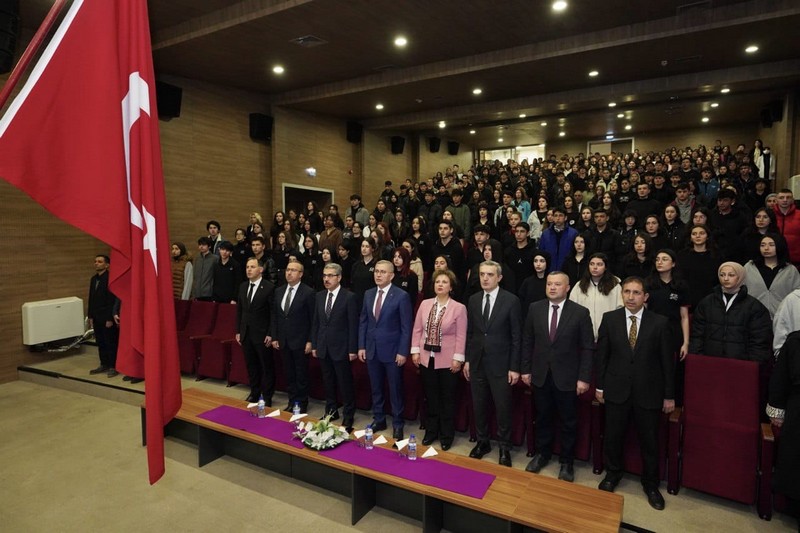 Kaymakamımız İstiklâl'den İstikbal'e Programı Kapsamında Zeynep Kamil Mesleki Ve Teknik Anadolu Lisesi'nde Bayrak Töreni'ne Katıldı