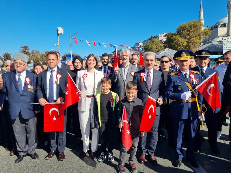 Kaymakamımızın Katılımıyla 29 Ekim Cumhuriyet Bayramı Çelenk Sunma Töreni'nin Yapılacağı Şemsipaşa Atatürk Anıtı’na Kortej Yürüyüşü Gerçekleştirildi