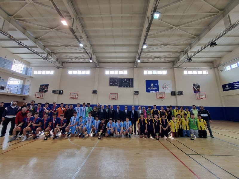 Kaymakamımız "İlçe Okul Sporları Kaymakamlık Kupası" Müsabakaları Kapsamında Futsal Turnuvasında Dereceye Giren Okullarımıza Ödüllerini Takdim Etti