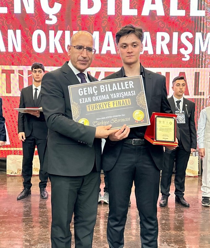 Genç Bilâller Ezan Okuma Yarışmasında İlçemiz Hakkı Demir AİHL Öğrencisi Ömer Mansur DURAN, Türkiye Birincisi Olmuştur